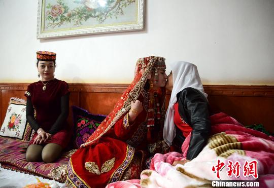 婚禮的第二天，新娘沒有“任務”，只要好好休息即可，新娘的姐妹們與她問候親吻?！∶阏?攝