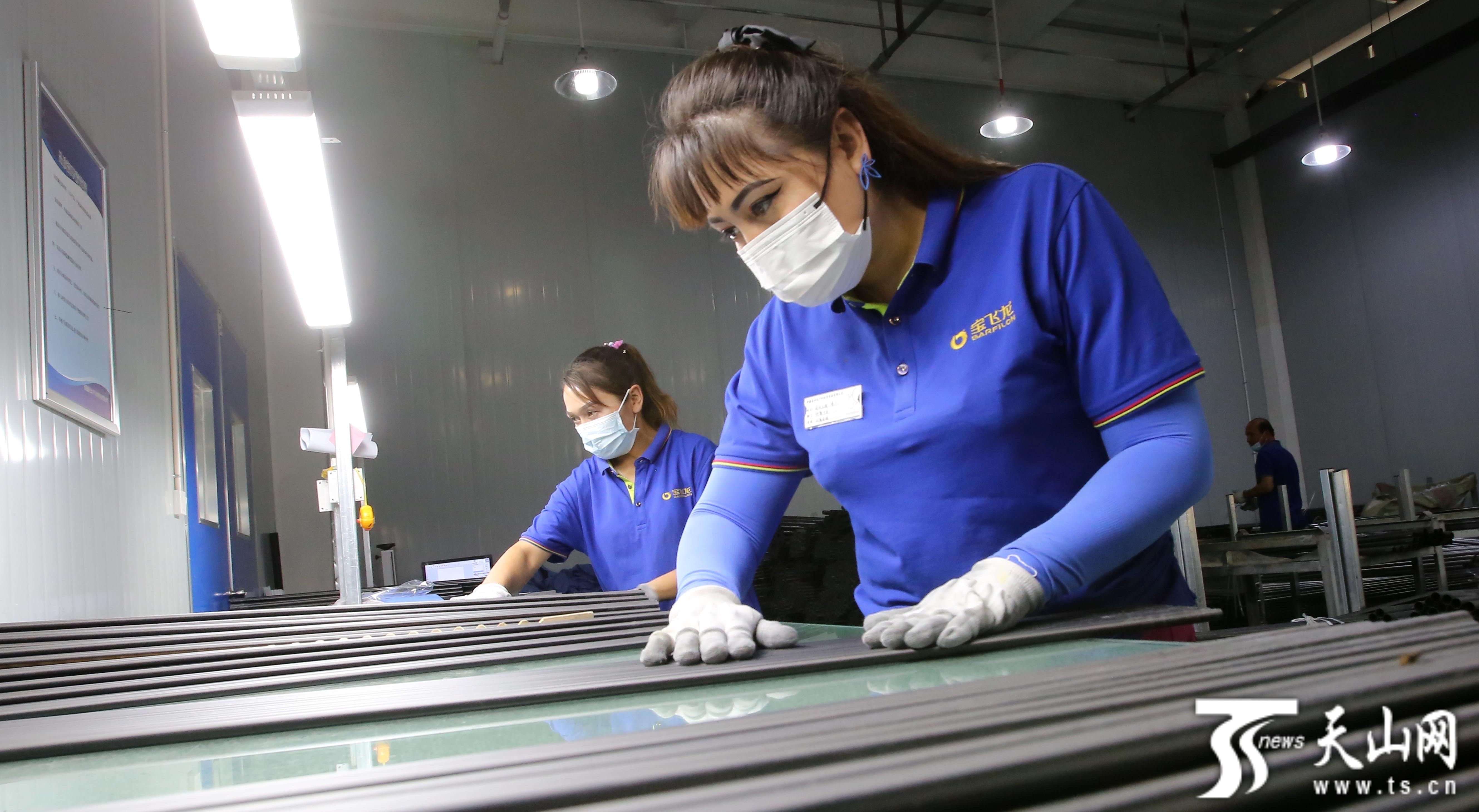 6月16日，工人在疏勒縣高新技術(shù)產(chǎn)業(yè)孵化園一家公司車間內(nèi)擦拭即將裝配的釣魚竿。石榴云/新疆日報記者蔡增樂攝