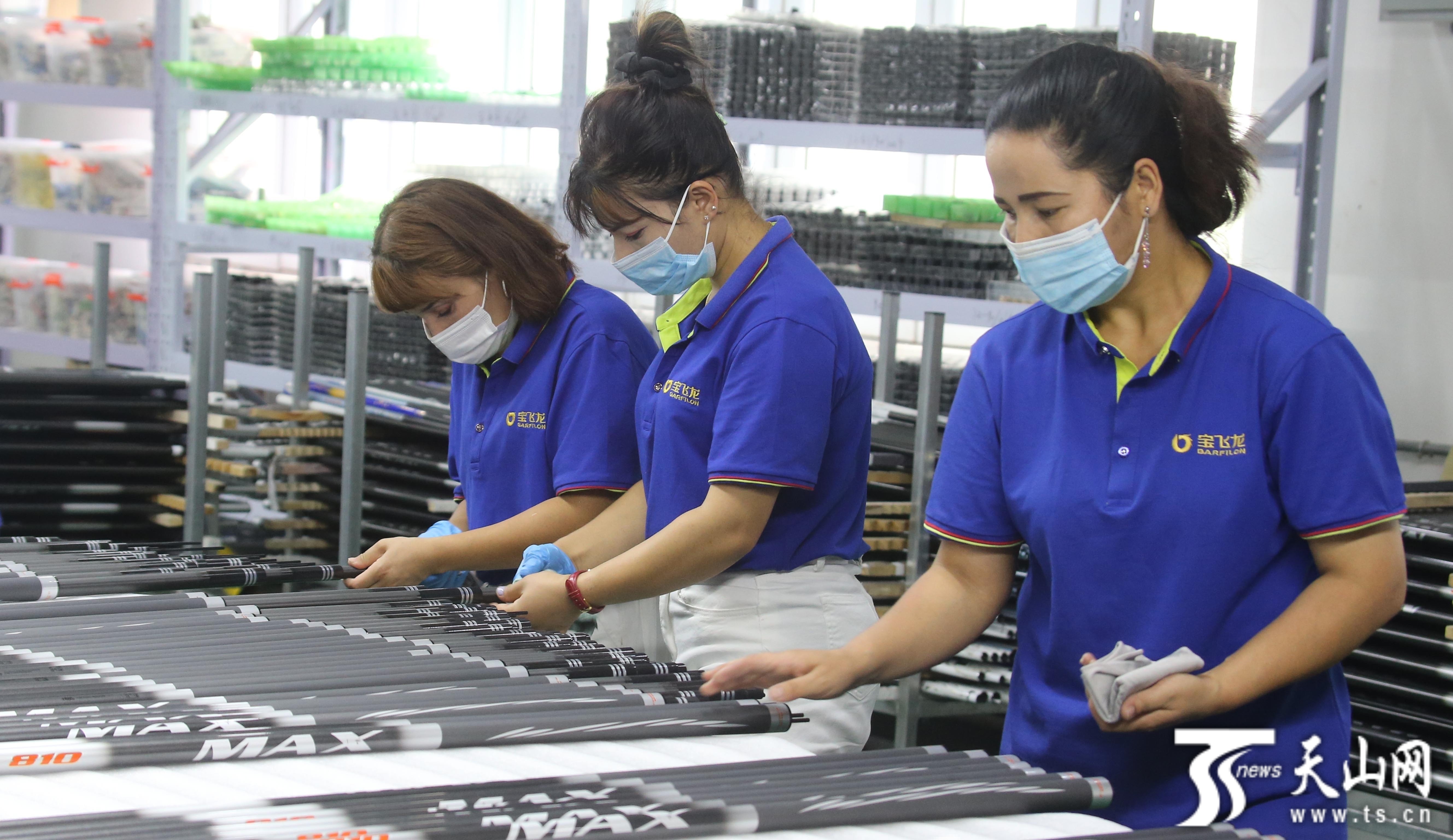 6月16日，工人在疏勒縣高新技術(shù)產(chǎn)業(yè)孵化園一家公司車間內(nèi)檢查釣魚竿的質(zhì)量。石榴云/新疆日報記者蔡增樂攝