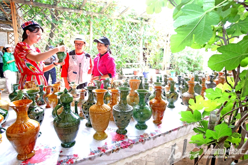 開(kāi)放式的旅游模式，游客可以進(jìn)入土陶工匠家中，近距離觀(guān)賞土陶制作工藝。石榴云/新疆日?qǐng)?bào)記者 蔡增樂(lè) 攝