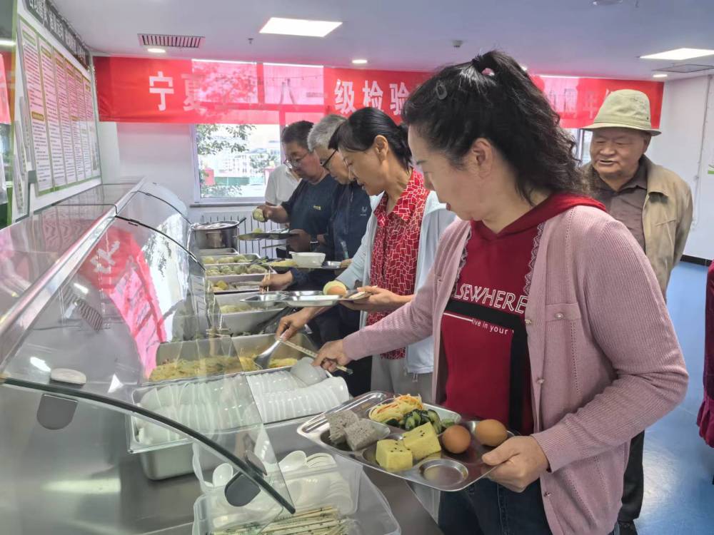 寧夏固原市隆德縣老年養(yǎng)護(hù)院里，旅居老人在取早餐。（楊珍珍攝）