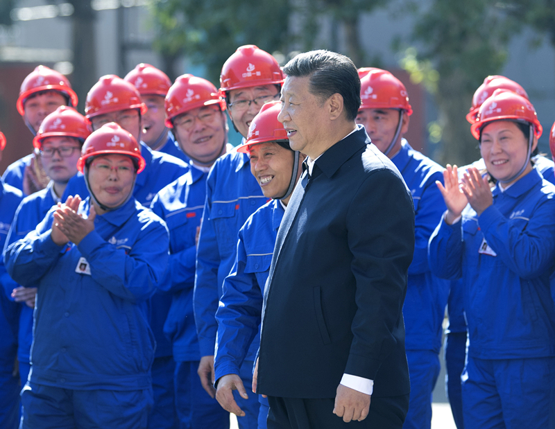 2018年9月26日，在中國一重集團(tuán)，習(xí)近平總書記走到工人中間，同大家親切交流。