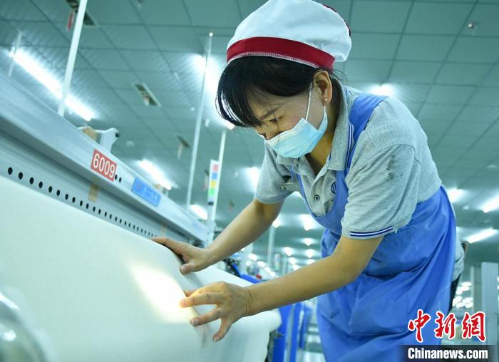 本屆亞歐博覽會，新疆兵團第三師圖木舒克市共有12家企業(yè)參展?！⒔?攝
