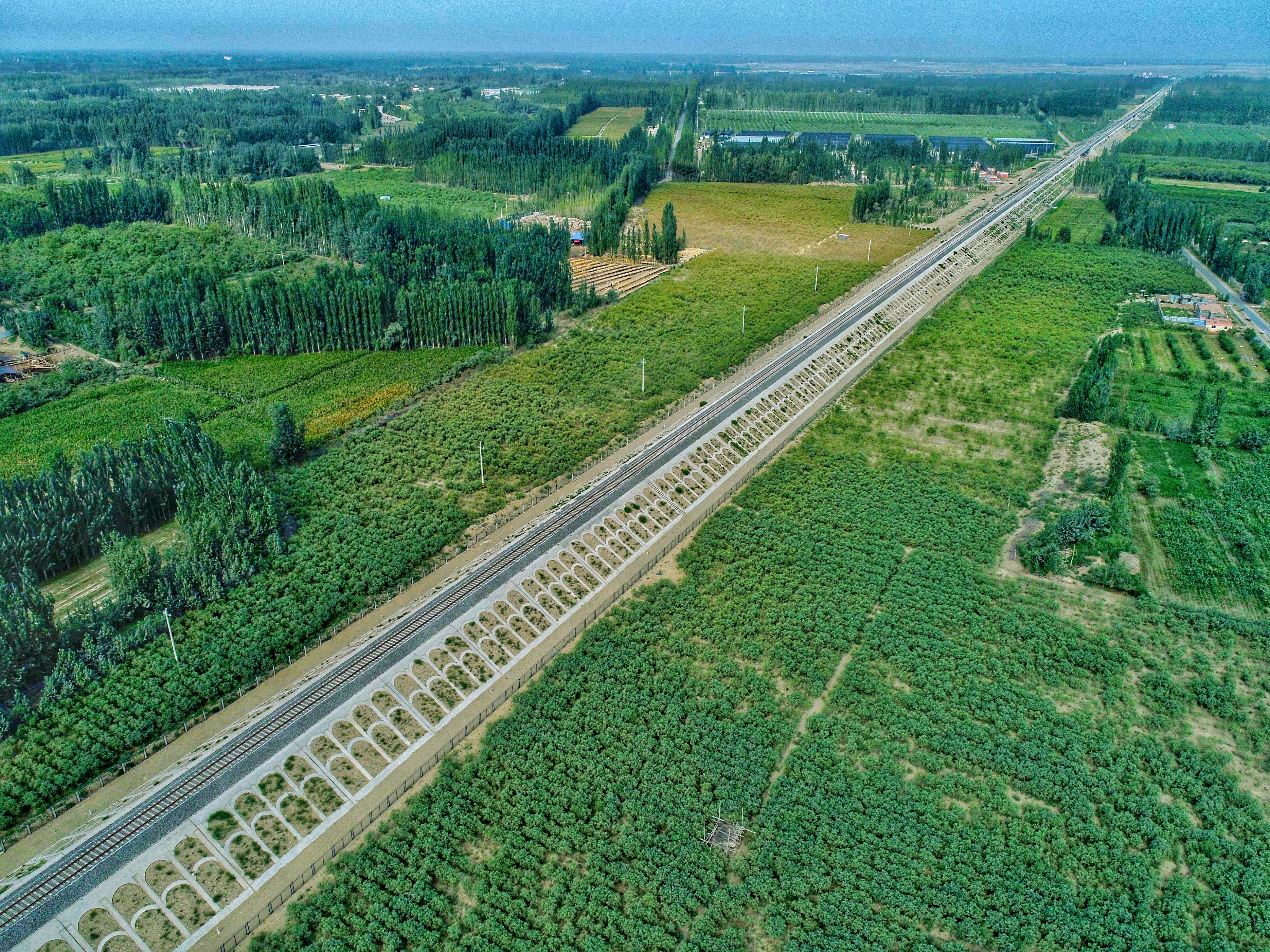 和若鐵路6月16日開通運營形成2712公里沙漠環(huán)線