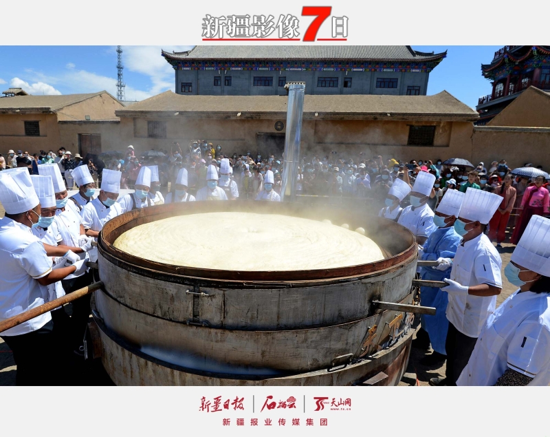 超級蒸籠亮相美食節(jié) ——7月30日，巴里坤哈薩克自治縣舉辦第九屆美食文化節(jié)，縣城文博園景區(qū)、清代糧倉大院內(nèi)直徑2.8米的超級大蒸籠和高1.8米直徑2米的大火鍋，吸引眾多游客圍觀，廚師們在現(xiàn)場制作特色美食蒸餅、土火鍋供游客免費(fèi)品嘗。張建剛攝