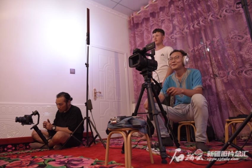 王江江在拍攝音視頻資料。 王江江本人供圖