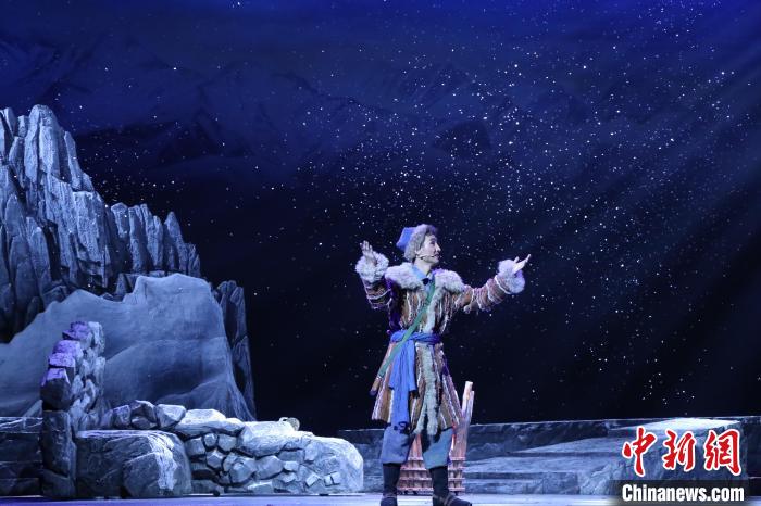 擔任主角之一的呼圖壁“90后”小伙舍永超完成自己的首場大型演出?！±钭恿?攝