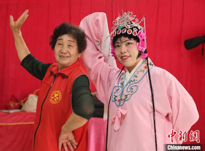 劉淑珍為曲子戲愛(ài)好者做示范。　楊愛(ài)霞 攝