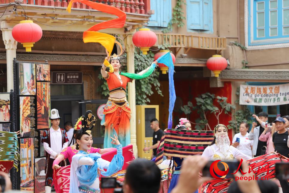 古城歌舞起，夏日旅游熱。人民網(wǎng) 李龍攝