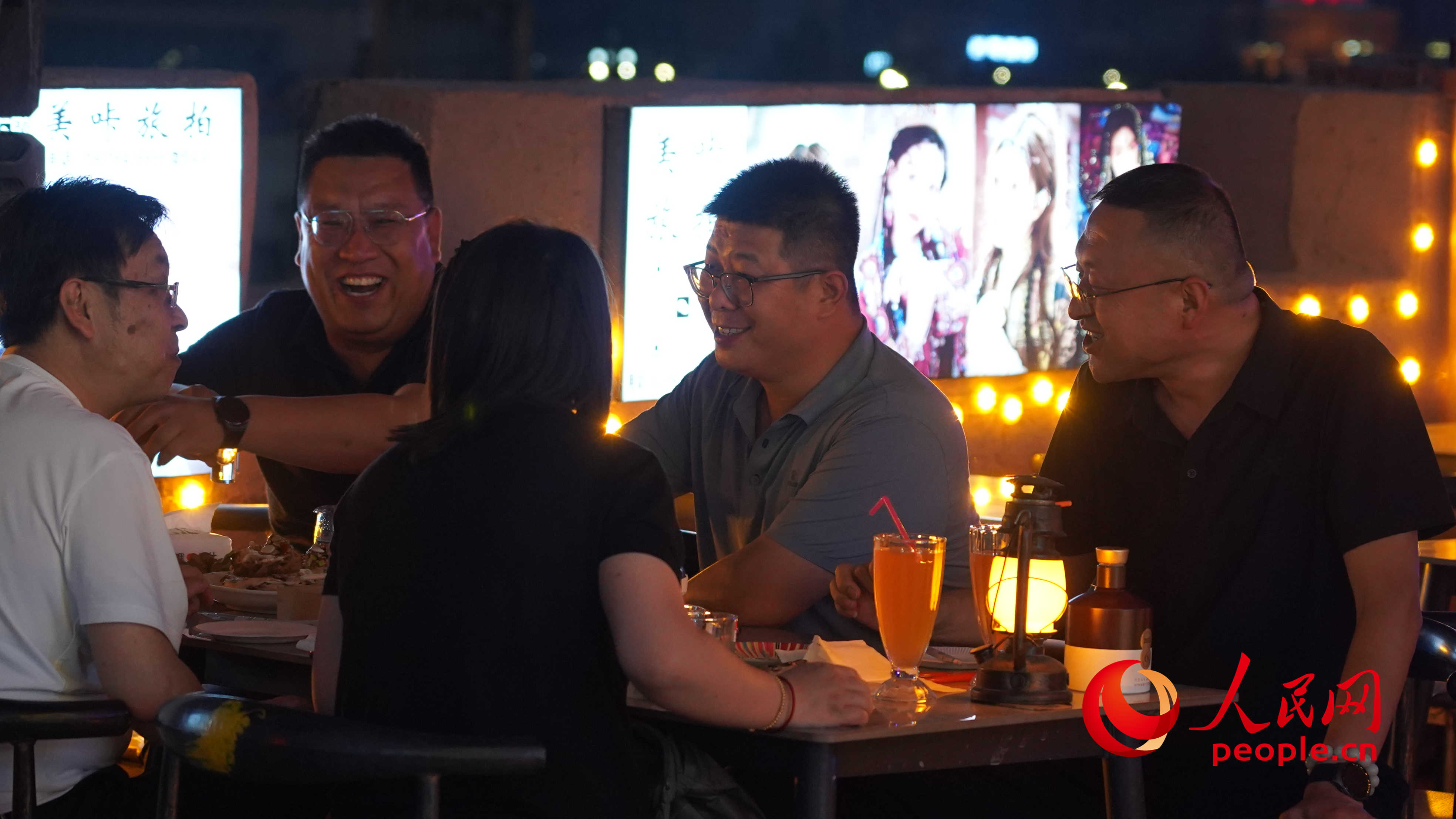 古城景區(qū)里的夜生活。人民網(wǎng) 李龍攝