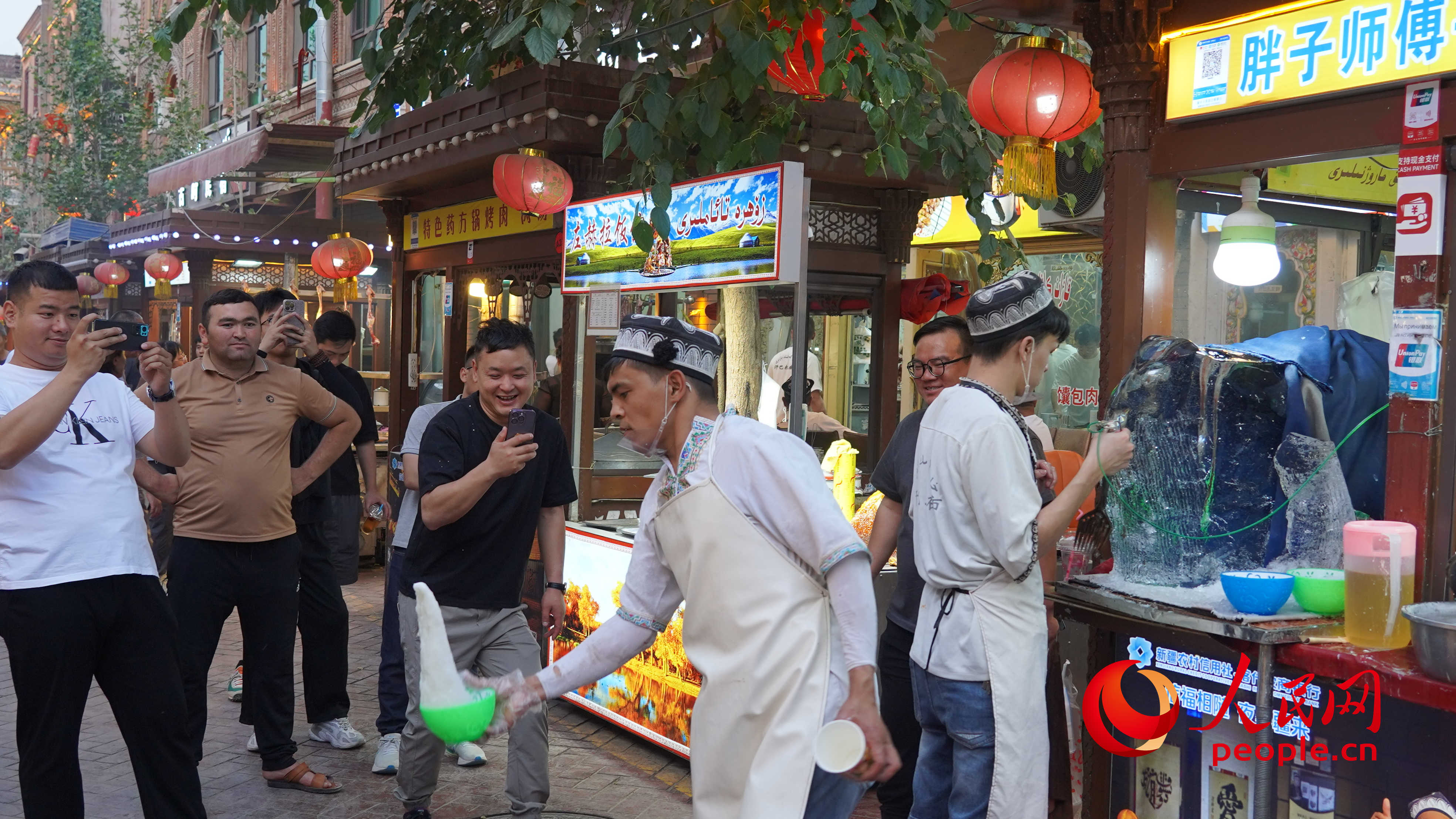 游客在古城景區(qū)里拍照。人民網(wǎng) 李龍攝
