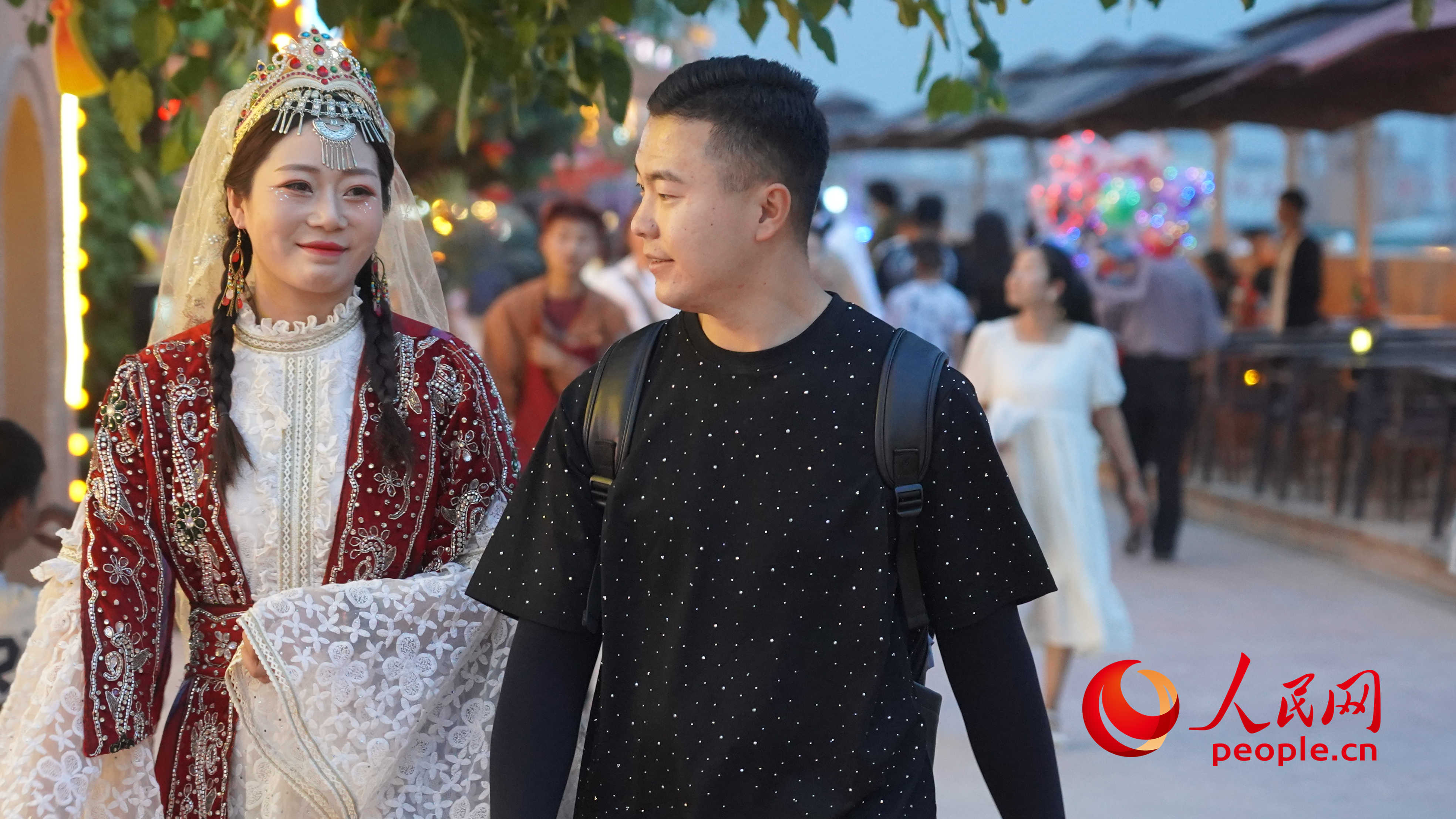 古城景區(qū)里隨處可見穿著民族服飾旅拍的游客。人民網(wǎng) 李龍攝