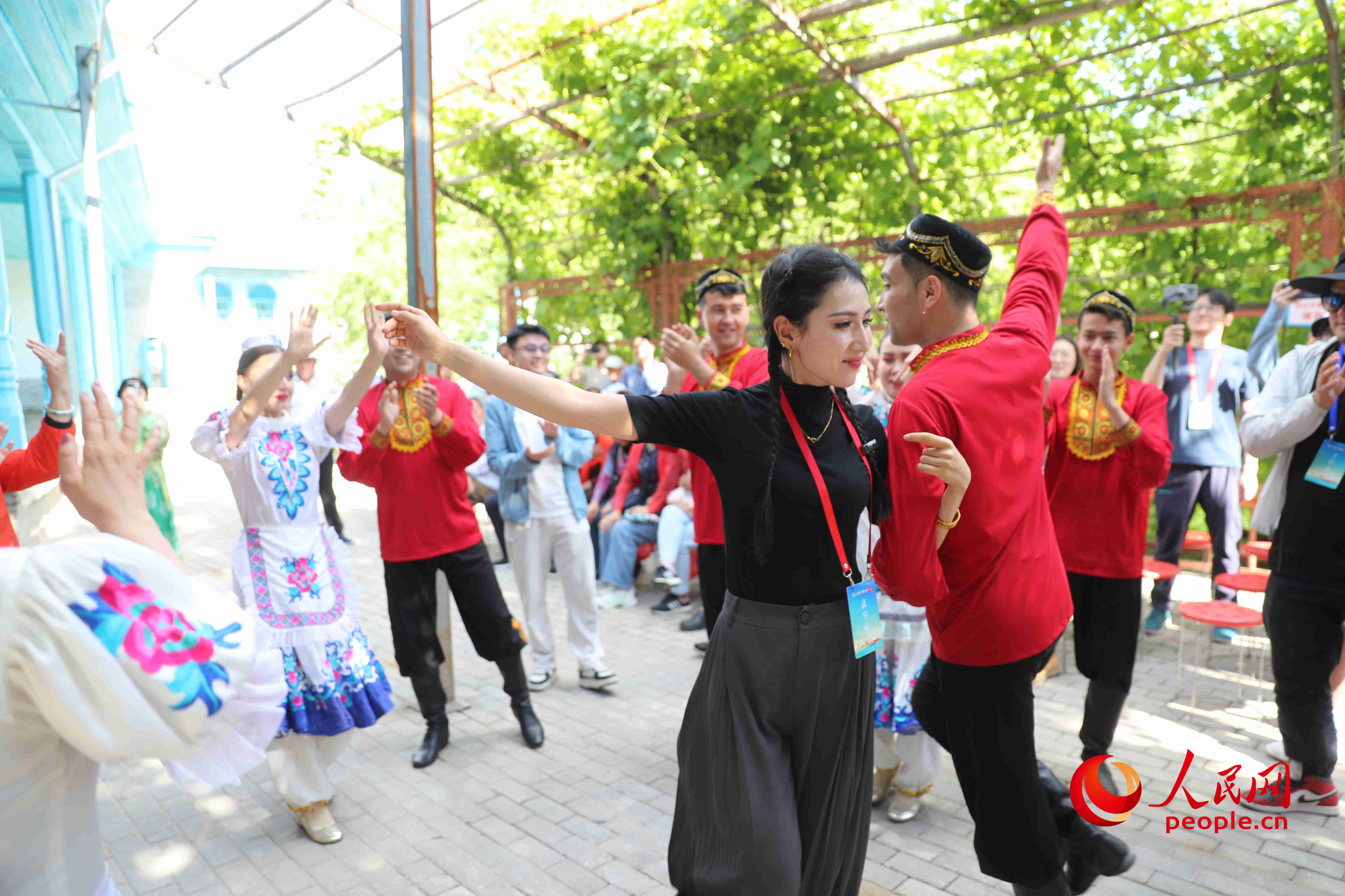 參加活動(dòng)的正能量網(wǎng)絡(luò)名人代表和舞蹈演員跳起了歡快的舞蹈。人民網(wǎng) 李龍攝