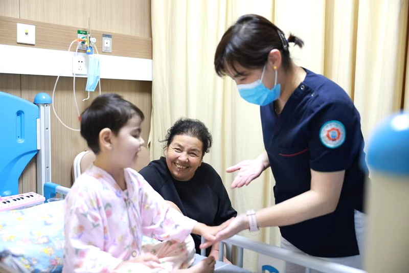 小依依、依依媽媽（中）和單媽媽（右）在病房。浙大兒院供圖