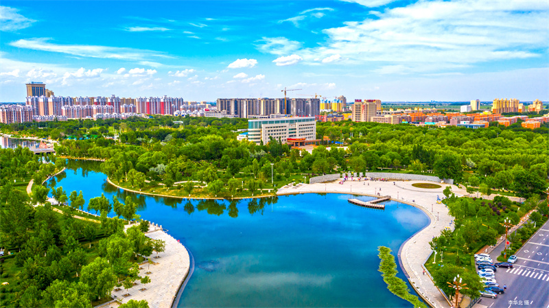 新疆生產(chǎn)建設(shè)兵團第六師五家渠市濱河公園一角。李華北攝
