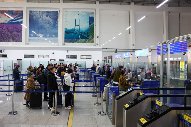 圖為霍爾果斯公路口岸旅檢現(xiàn)場出境旅客有序排隊(duì)等待辦理出境邊檢手續(xù)。曹榮攝